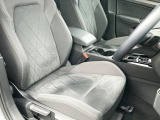 欧州車らしく硬めのシートが体を程よくつつみこみ、長距離でも快適に運転できます。フロント両席にはシートヒーターを装備、寒い日には大変嬉しいアイテムです。