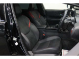 【運転席】ブラックを基調としたインテリアにブラックの本革シート。パワーシートでお好みの位置に座席を設定可能です。シートヒーター・ベンチレーション・純正フロアマット付です。