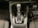 「e:HEV」搭載車です。日常シーンのほとんどをモーターで走行し、高速クルージングなどモーターよりもエンジンの方が効率が良い領域はエンジンで走行、あらゆる領域で優れた燃費走行を実現します。