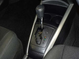 操作が楽なフロアシフトです、レバー式パーキングブレーキで足元インパネ周りもすっきりしています。