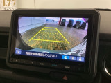 リバースギアに入れるだけで後方の表示へ切り替わります。夜間や雨の日の駐車も楽になりますよ。