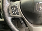 ステアリングスイッチがついていますので、オーディオのチャンネル変更、ボリューム、ジャンル変更が操作可能です。ハンドルから手を離さず安全に操作できます。