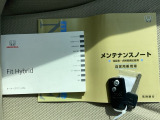 メンテナンスノート【点検整備記録簿・保証書】、取説も揃っています。スマートキーはバッグなどにしまったままボタン操作でエンジンの始動・停止ができて大変便利です。