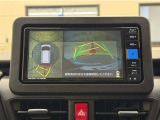 真上から見下ろしたような視点で車とその周囲を確認出来る画面と、車両後方を映し出すバックモニター画面の2つを表示してくれます。