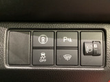 ハンドルの右側にはヘッドライトレベライザーとHondaセンシング用のメインスイッチがついています。ヘッドライトレベライザーは道路状況や積荷の加重に応じてライトの高さを調節できます。
