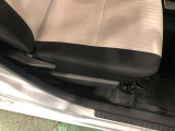 痛みの出やすい運転席シートの角、フロアマット、座面、ともに良好です
