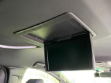 【フリップダウンモニター】大画面モニターで後席でもエンタメをお楽しみいただけます。小さなお子様にも大人気の装備です♪