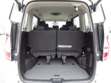 【ラゲッジスペース】しっかり容量が確保されていてます。バックドアも大開口で荷物の出し入れがしやすいです♪