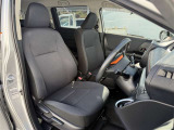 運転席の画像です。十分なスペースがあり、ゆったりした状態で運転していただけます♪
