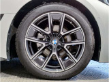 【BMWアロイホイル】軽量かつ強度に拘ったアロイホイル。走行性能ポテンシャルを引き出す設計。車の足元を引き締めてくれる大きなポイントはアロイホイルです。
