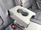 リアシートにもアームレスト兼ドリンクホルダーがあり、リアシートでゆったりお乗りいただけます