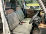 運転席はほどよくホールド感のある形状をしておりますので、運転がし易いです!