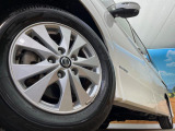【純正アルミホイール】外観にマッチした純正アルミホイールを装着しております。各種社外アルミホイールや、スタッドレスタイヤも取扱いしております。是非ご相談ください♪