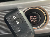 【キーレススタートシステム】カバンやポケットに入れたままでもドアの施錠・解錠が可能なスマートキーを装備。エンジンのオン・オフ時もカギを取り出す必要が無いからとっても便利です♪