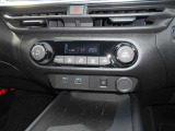 車内の室温を自動で一定に保ってくれる便利なオートエアコンが付いています。温度を設定するとクルマがエアコン噴出し温度を上げたり下げたり風量を変えたりしてくれるので運転に集中が出来ますよ。