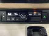 セレクトレバーの左上にオートエアコンがついてますので、簡単操作で快適に過ごせます。リア熱線のスイッチの中に、雪道に対応したサイドミラーヒーターも入っています。