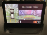 狭い場所での駐車やすれ違いなどでより的確な運転操作に役立つ360&deg;ビューモニターが装備されています。