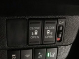【両側パワースライドドア】両側がパワースライドドアになっており、運転席のスイッチやスマートキーでも開閉が可能です!開口部も広いので乗り降りも楽々♪