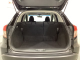 ラゲッジも広く使いやすいトランクは、開口部も広く荷物の積み下ろしもしやすいお車となっております。リアシートの背もたれは6:4の割合で分割して可倒できるので、長いお荷物などを載せることもできます。
