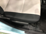 痛みの出やすい運転席シートの角、フロアマット、座面、ともに良好です