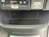 足元には便利なセンターロアボックスを設置。車内を整理しやすく、使い勝手の良さが魅力です。