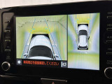 パノラミックビューモニターを装備。駐車場や交差点でクルマを真上から見るように周囲を確認できます。機能の詳細は販売店スタッフまでおたずねください。