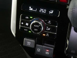 【オートエアコン】車内温度を感知して自動で温度調整をしてくれるのでいつでも快適な車内空間を創り上げます!どの席に座っても快適なドライブが楽しめます♪