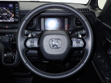 ハンドル左側にはオーディオ操作が出来るオーディオリモートコントロールスイッチ、右側にはHonda SENSINGとオートクルーズコントロールのスイッチを装備!