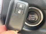 【キーレススタートシステム】カバンやポケットに入れたままでもドアの施錠・解錠が可能なスマートキーを装備。エンジンのオン・オフ時もカギを取り出す必要が無いからとっても便利です♪