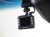 ◆ドライブレコーダー◆映像・音声などを記録する自動車用の装置です。 もしもの事故の際の記録はもちろん、旅行の際の思い出としてドライブの映像を楽しむことができます。※社外品の為、保証対象外