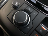 「MAZDAコネクト」コマンダー部 手元を見ることなく操作出来るように左手を自然に降ろした位置に設置。シンプルで使いやすく、機能を覚えやすいボタン配置になっています。