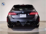 BMWのテールランプはプレスラインへと続く形状のため、統一感のある綺麗なラインを演出しております。