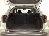 ラゲッジも広く使いやすいトランクは、開口部も広く荷物の積み下ろしもしやすいお車となっております。リアシートの背もたれは6:4の割合で分割して可倒できるので、長いお荷物などを載せることもできます。