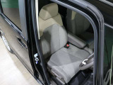 程よい硬さとホールド性が高いシートで長時間運転も快適です。