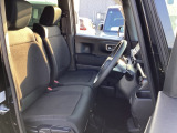 フロントシートはベンチシートです。ベンチシ―トは運転席と助手席の移動もスムーズ!狭い駐車場での乗り降りに便利です。