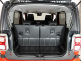 リアシートを使用していても、しっかり積めるワイドなトランクスペース!