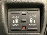 リアドアは乗り降りに便利な両側電動スライドドアです。また運転席に座っていながらスイッチ操作で自在にスライドドアを開け閉めできます。
