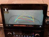 ハンドル操作に連動してガイドラインが変化するバックモニターを搭載しています。クルマは構造上多くの死角が有る為、とても便利な機能です。補助の為の装備なので、目視での確認も大切です。
