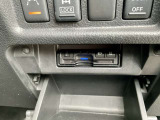 運転席の右下側の小物入れ内にETCがビルトインされています。高速道路では便利ですね!