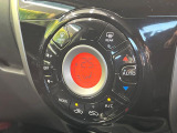 【オートエアコン】一度お好みの温度に設定すれば、車内の温度を検知し風量や温度を自動で調整。暑い&hellip;寒い&hellip;と何度もスイッチ操作をする必要はありません。快適な車内空間には必須の機能ですね♪