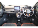 操作性に優れた運転席となります!小物入れや各ボタンの配置にこだわり、使いやすいです!座り心地もよく視認性も良好なのでロングドライブもお任せ下さい!