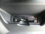 ETC車載器付きです。高速道路の料金所渋滞も解消!落ち着いてスムーズに通過できます。今や必需品の一つとなった装備ですね。