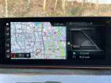 【純正ナビゲーション】BMWのナビゲーションは操作性も良く、詳細な地図情報と交通状況を見やすく表示し、快適なドライビングをサポートしながら目的地までナビゲートします。