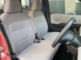 ベンチシートですのでゆったり座れたり、肘掛などがついているのでロングドライブでも快適に過ごせますよ。