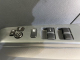【電動格納ミラー】サイドミラーは電動格納式となっており、狭い駐車場でもキズがつくリスクを抑えられます。