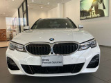 【BMWの伝統-1】BMWの特徴的な&ldquo;キドニーグリル&rdquo;は、80年以上続く伝統の形でございます。変わらないこだわりのデザインが、プレミアムブランド&ldquo;BMW&rdquo;を創り出します。