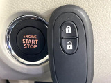 【キーレススタートシステム】カバンやポケットに入れたままでもドアの施錠・解錠が可能なスマートキーを装備。エンジンのオン・オフ時もカギを取り出す必要が無いからとっても便利です♪
