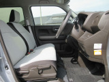 運転席、助手席ともに広々しています。また足元の広さだけでは無く、シートも大きめにしていますので体をしっかりと支え、長時間運転でも疲れが出にくい設計にしています。
