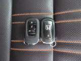 スマートキー付!キーを取り出さなくてもドアロックの施錠・開錠、エンジンの始動が出来ます!雨の日や荷物の多い日にとても便利ですね♪