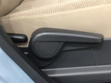 シートハイトアジャスターが付いているので運転姿勢を調整するのに便利ですね。身長に合ったシートポジションは安全運転や疲労軽減にもつながります。